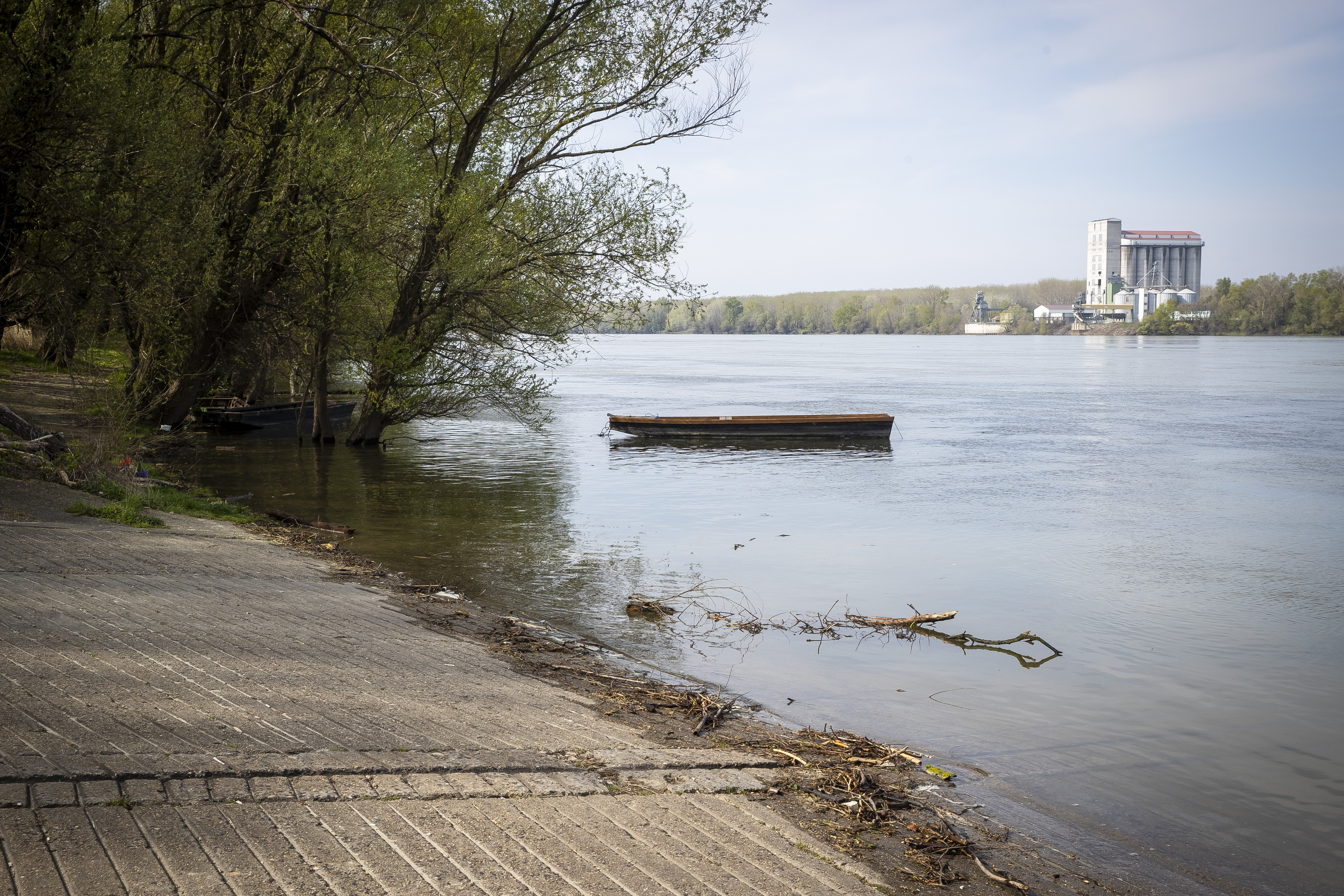 Mi történik itt? Egy sebhelyes hasú férfi holttestét sodorta partra a Duna!