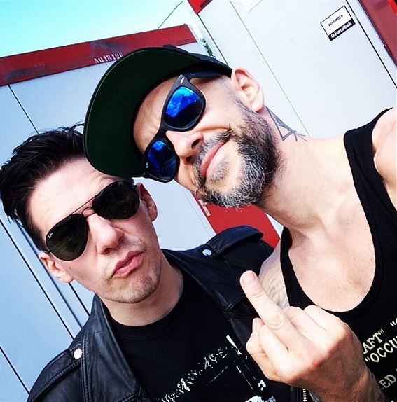 Adam Darski na zdjęciu pozuje właśnie z Tobiasem a podpis brzmi: