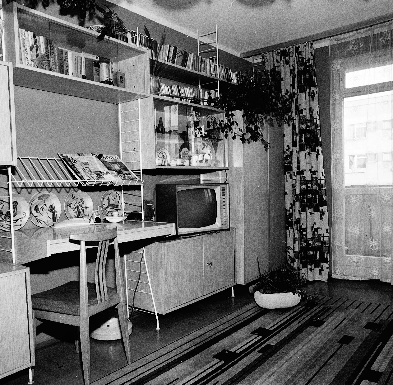 <i>Te pierwsze meblościanki to był absolutny majstersztyk. Wielofunkcyjne i łatwe w modyfikacji, organizowały przestrzeń niewielkiego pokoju, a bywało, że nawet całego wielopokoleniowego mieszkania </i>– przypomina Agnieszka Batkiewicz. – <i>Były próbą poradzenia sobie z niewielkim metrażem i wpisywały się w szerszą strategię poszukiwania rozwiązań dla ówczesnego mieszkalnictwa. W próżni oferty podażowej wielofunkcyjne zestawy na wysoki połysk stały się obiektem pożądania. Ale przyczyn popularności meblościanki można się też doszukiwać w dyskursie poradników i publikacji wnętrzarskich, lansujących ją jako synonim luksusu, co w czasach peerlowskiego deficytu nabierało odrealnionego charakteru. <i>
Dopiero z czasem meblościanka stała się “bardziej statycznym rozwiązaniem — rodzajem kombinatu, minimuzeum przechowującego rodzinne kolekcje kryształów czy porcelany”.