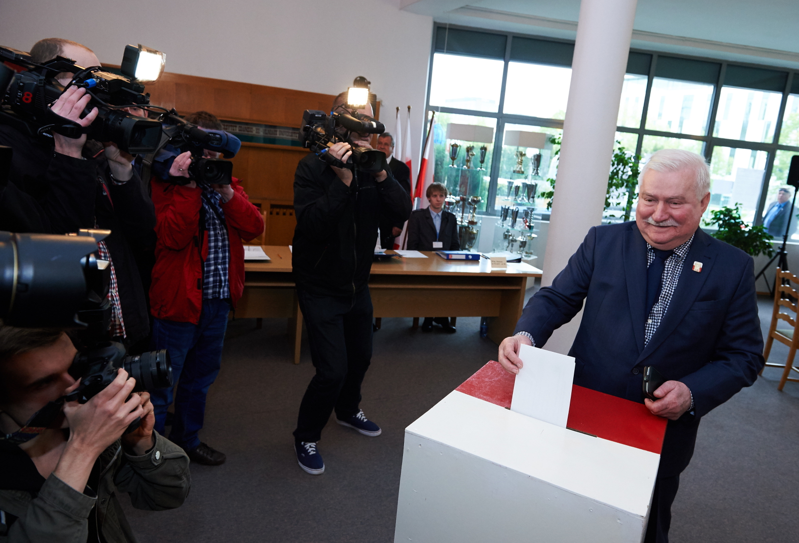 Były prezydent Lech Wałęsa głosuje w pierwszej turze wyborów prezydenckich, 10 bm. w lokalu wyborczym w Gdańsku