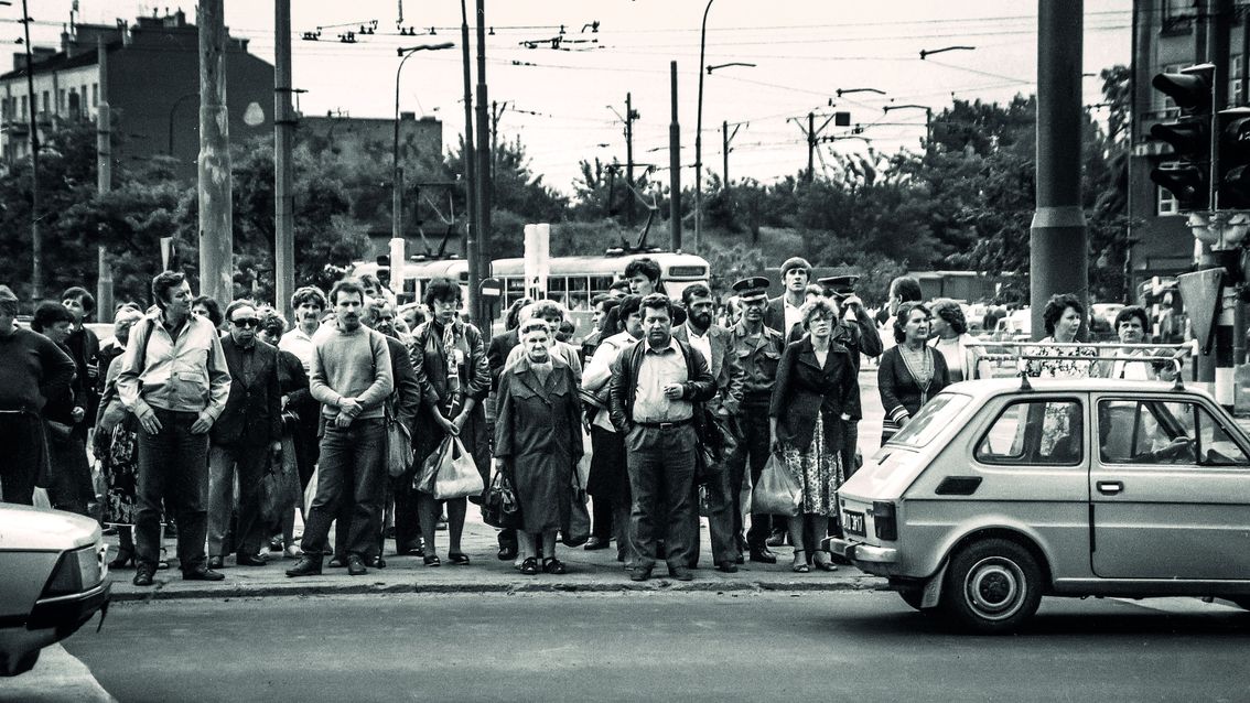 Obraz powojennej Pragi, widoczny na fotografiach Woropińskiego, jest pełen odrapanych kamienic, zabitych deskami okien i bazarów, po których przechadzają się praskie przekupki. W ciemnych bramach można dostać wszystko, ale też wszystko stracić. Na tle zdewastowanych budynków toczy się barwne, codzienne życie.
