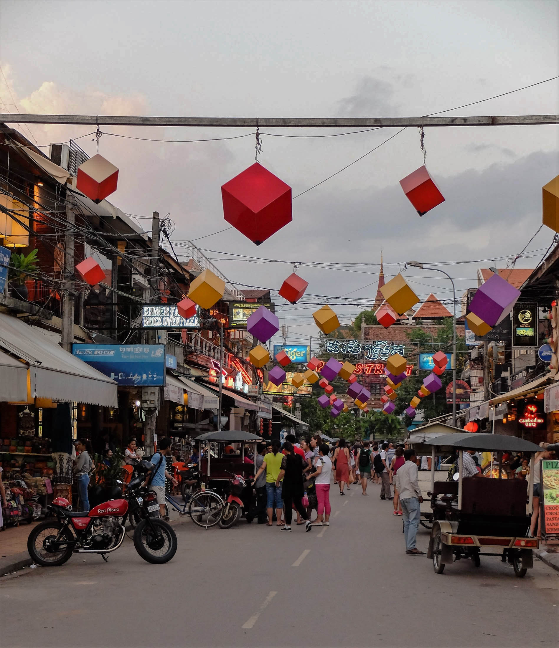 Siem Reap to kolonialne miasteczko oraz baza wypadowa do zwiedzania Angkor Wat. Urocze, ciche, spokojne, życie w nim toczy się w zwolnionym tempie. Hotel poza sezonem, z basenem i dużym dwuosobowym pokojem, można dostać bez rezerwacji już od 50-80 zł za noc. Hostele z wieloosobowymi salami to wydatek o połowę mniejszy. Transport zapewniają kierowcy tuk-tuków. Za „łandolar” zawiozą z hotelu na Pub Street (miasteczko jest małe i można wszędzie dojść piechotą), turystyczny deptak, gdzie są setki restauracji, dyskotek i masa mobilnych sprzedawców naleśników (za 1-2$) czy drinków (1-1,5$ za nieoszukaną dużą szklankę Krwawej Mary).