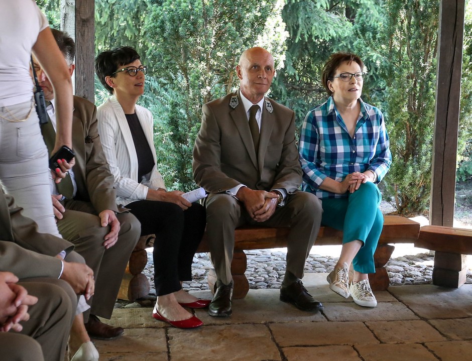 Ewa Kopacz w trampkach Michaela Korsa