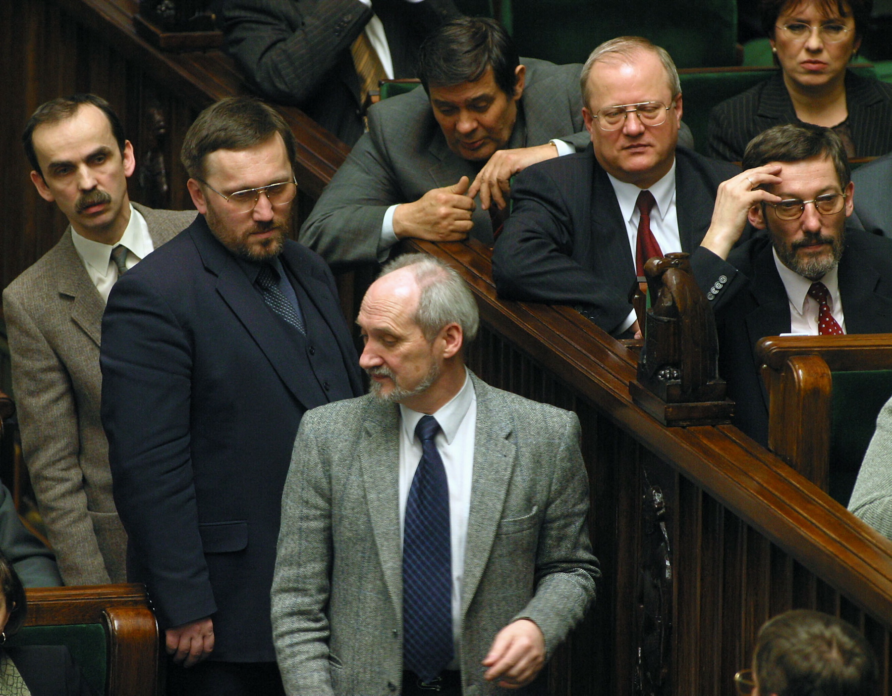 Posiedzenie Sejmu w kwietniu 2003 r. Na zdjęciu Antoni Macierewicz i jego wieloletni znajomy Robert Luśnia (drugi z lewej) – poseł Ligi Polskich Rodzin, a wcześniej agent SB