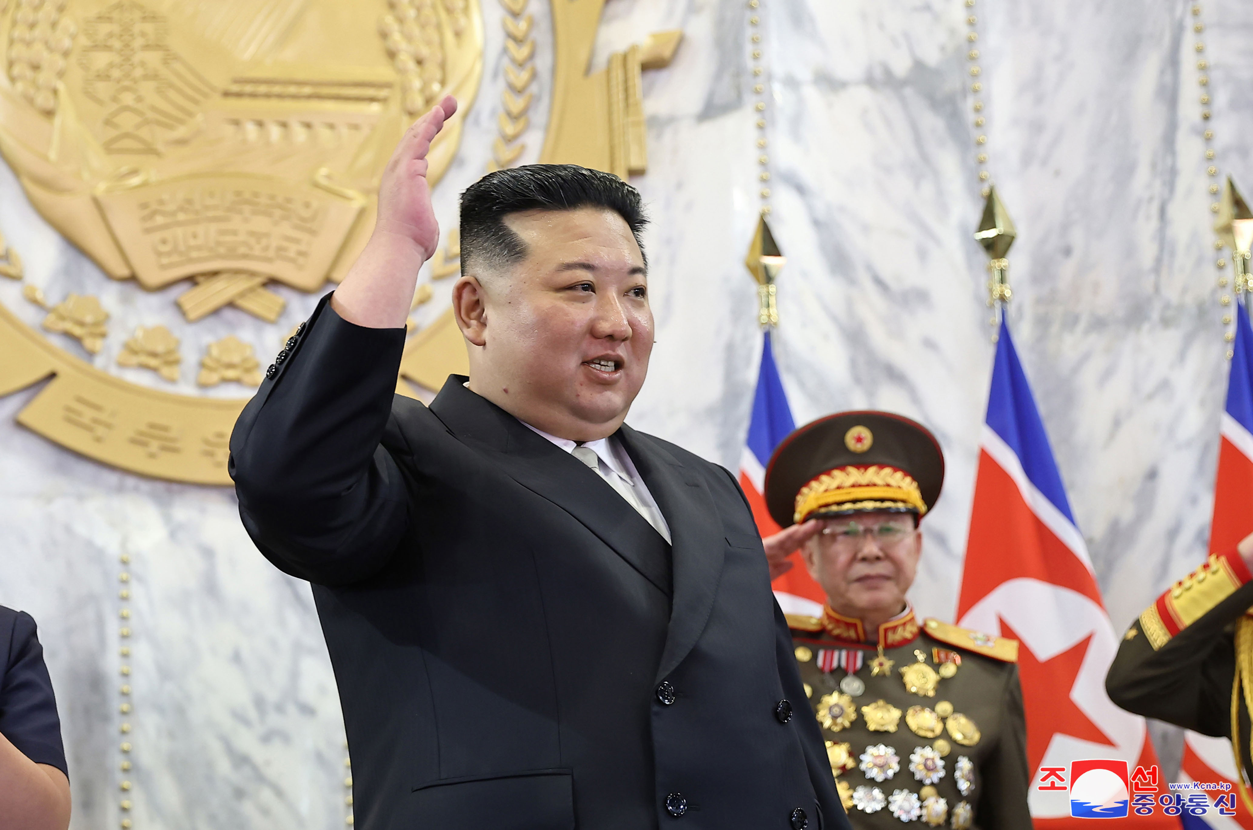 Kim Dzsong Un otthagyta a saját fotósait, sprintelve kellett felugraniuk a mozgó vonatra, hogy utolérjék - videó