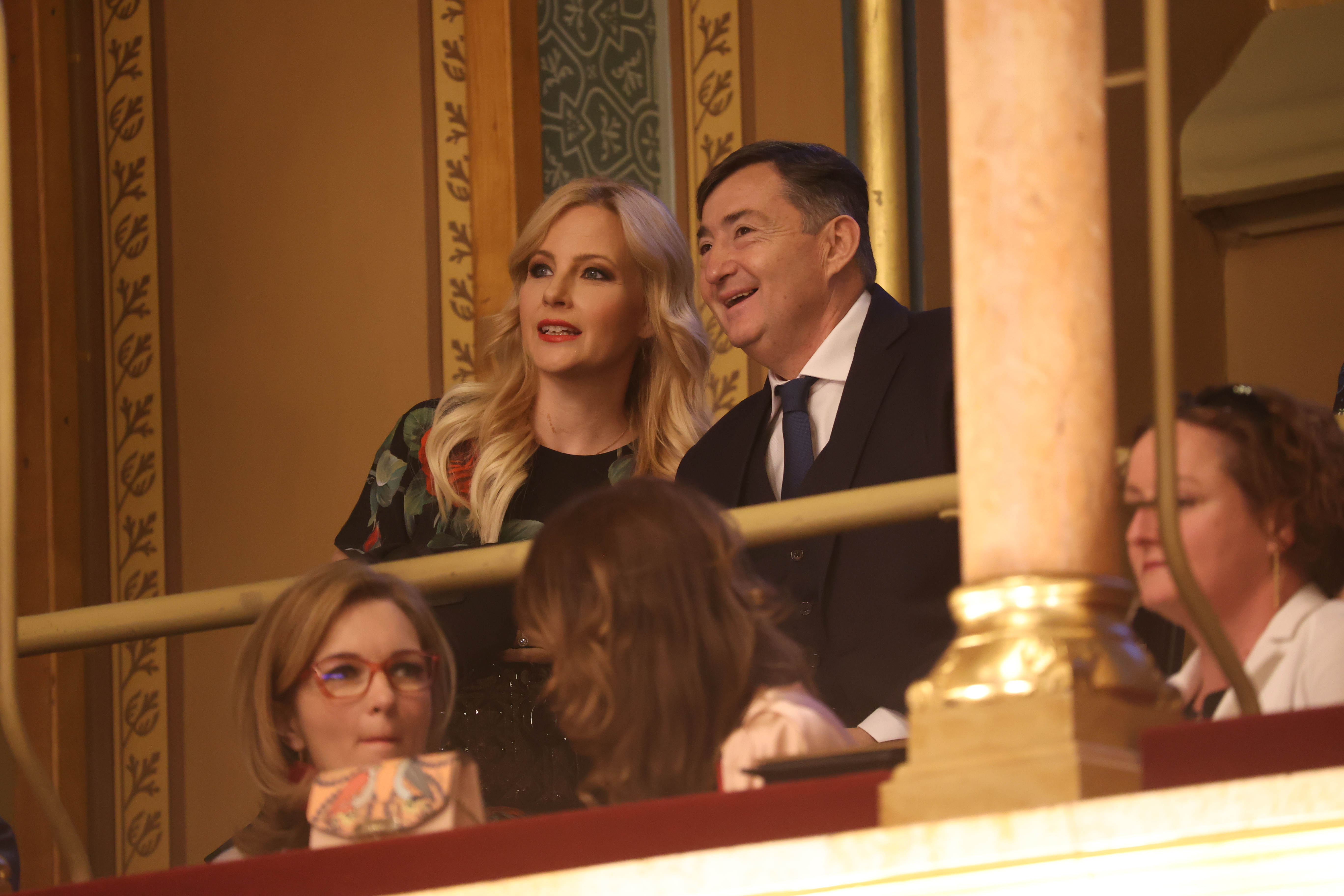 Mészáros Lőrinc félmeztelen száll ki a jakuzziból, Várkonyi Andi kávézgat a fedélzeten: luxusjachton kapták lencsevégre a milliárdos párt