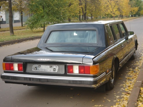 Silnik? Benzynowe V8 o pojemności 7,7 l produkuje 315 KM. Napęd na tylne koła przenosi skrzynia automatyczna.