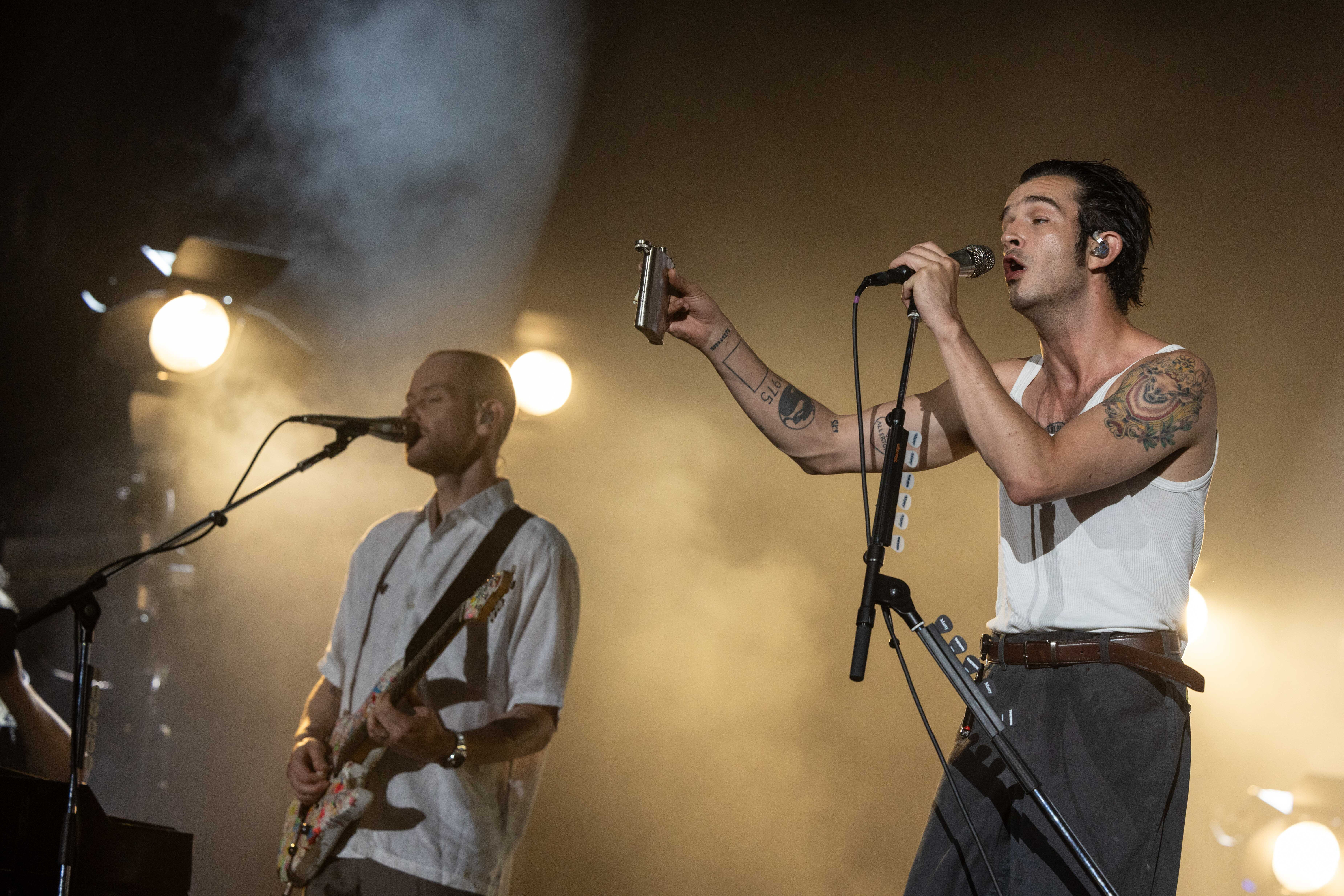 Óriási botrány: egy férficsók miatt közel egymilliárd forintot követelnek egy brit zenekartól