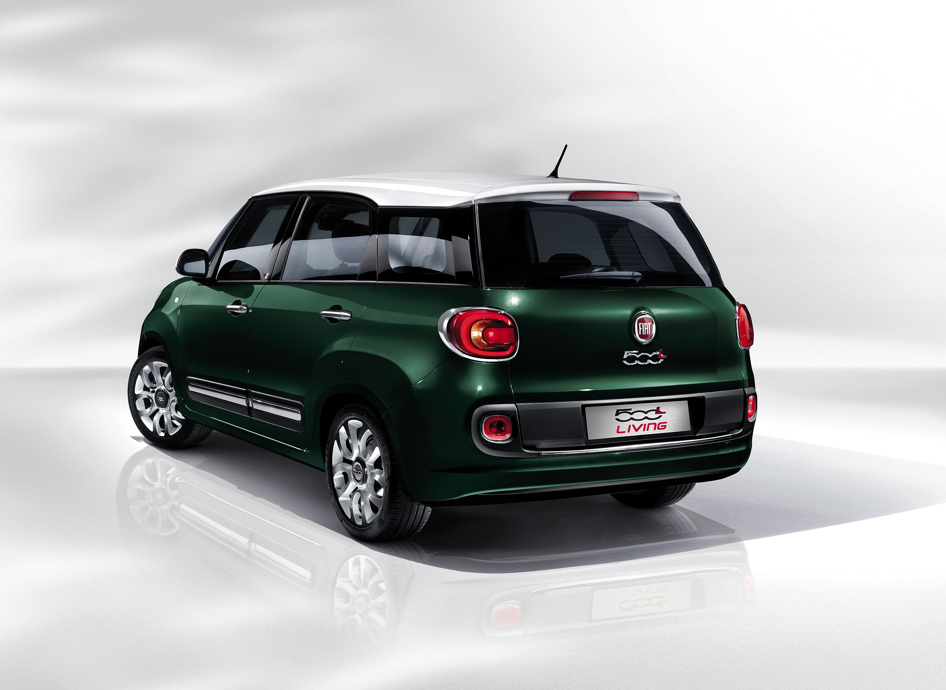 Fiat 500L Living będzie produkowany w serbskim zakładzie Kragujevac. Zbieranie zamówień we Włoszech rozpocznie się w lipcu, a następnie stopniowo na pozostałych rynkach europejskich. Kiedy pojawi się w Polsce? Szczegóły poznamy 6 lipca.