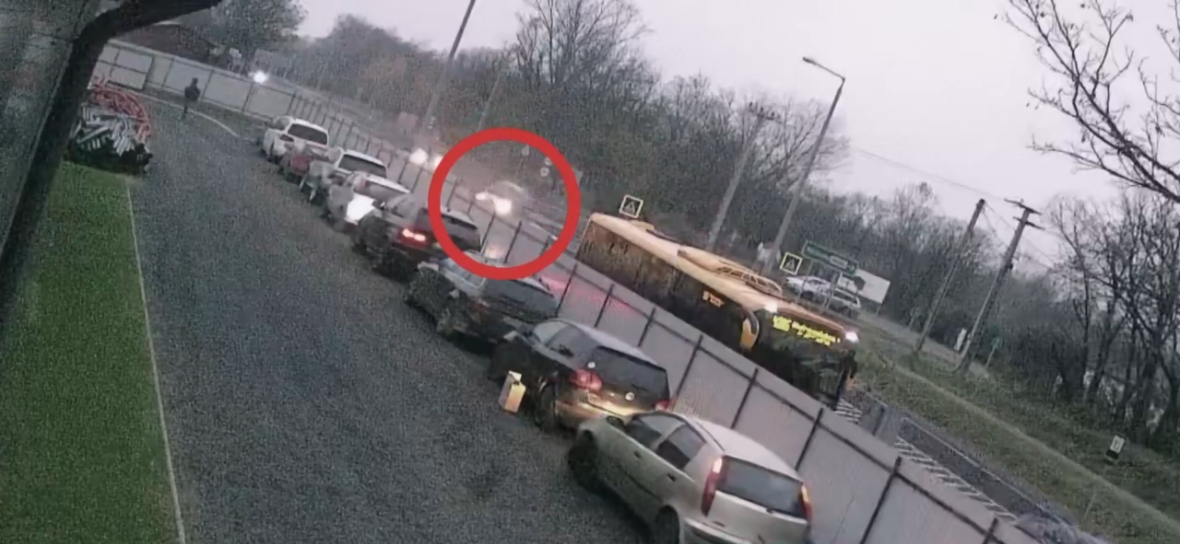 Buszról leszálló nőt gázolt el egy ittas sofőr Nyírpazonyban – videón a tragédia