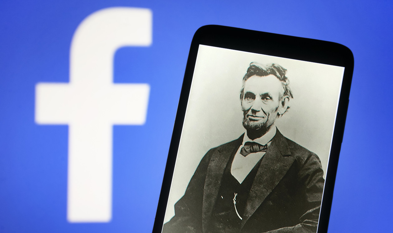 A Meta állítólag különböző személyiségű chatbotok rohamát tervezi: kegyetlenül megváltozhat a Facebook is