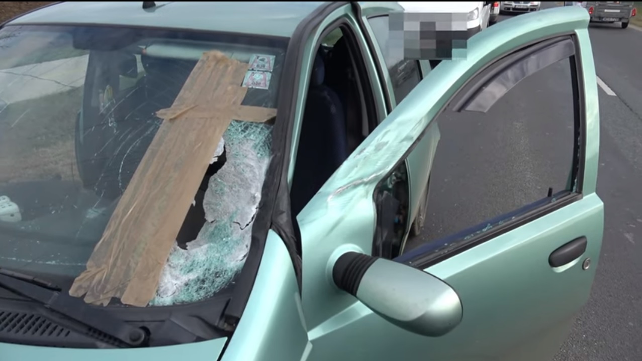 Borzalmas baleset: rosszul rögzített létra csapódott egy autó szélvédőjébe  a 87-es főúton - Blikk