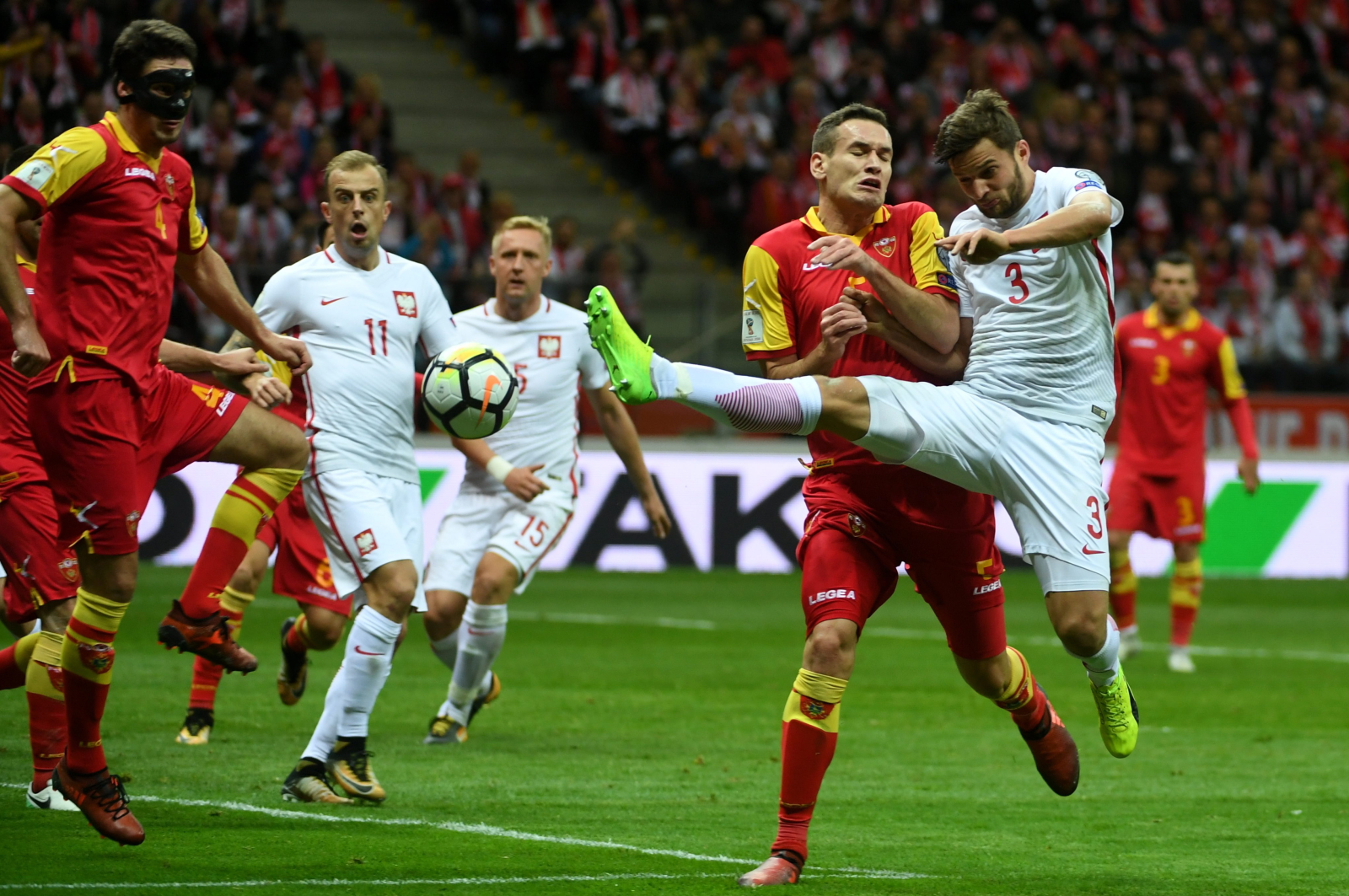 Bartosz Bereszyński (P) i Nemanja Mijusković (2L)