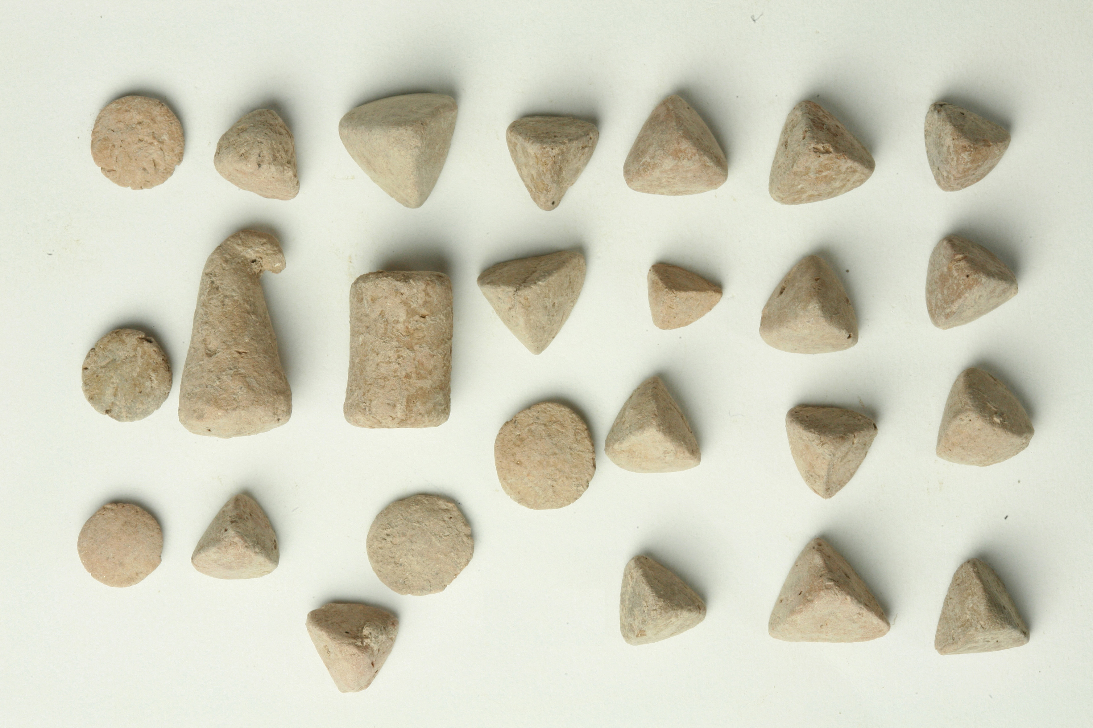 Kamienne żetony z okresu brązu, odkryte w Ziyaret Tepe, w rejonie górnego biegu Tygrysu