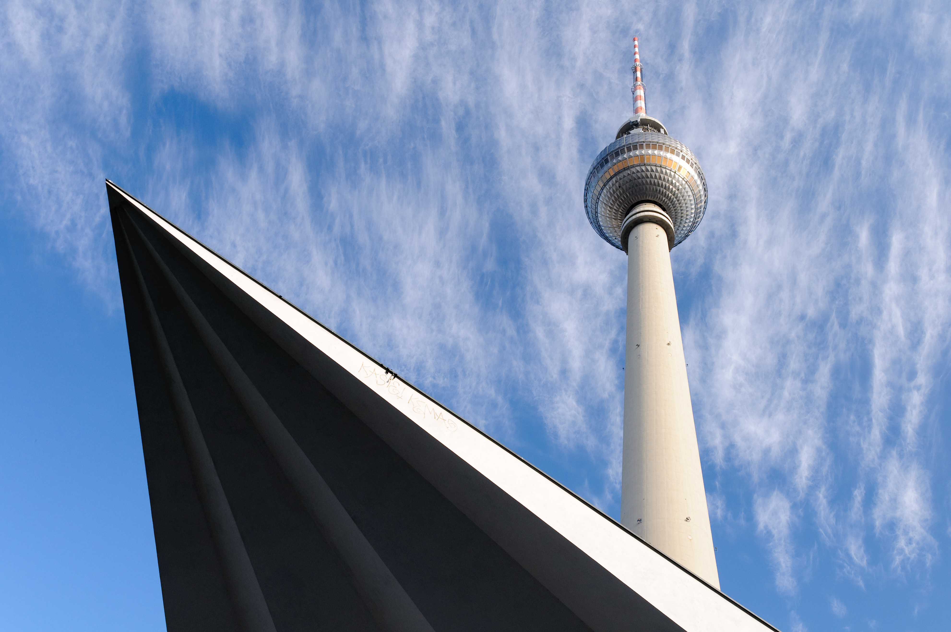 Alexanderplatz, tętniące życiem serce Berlina, stanowił niegdyś centrum wydarzeń politycznych. Dziś jest to obowiązkowe miejsce dla wszystkich turystów udających się do stolicy Niemiec. Nad placem góruje mierząca 368 m wieża telewizyjna (Fernsehturm), która miała stanowić symbol zaawansowania technologicznego poprzedniego reżimu. Na wysokości 204 metrów znajduje się platforma widokowa dla turystów, z której można podziwiać panoramę całego miasta. Na Alexanderplatz mieści się też zegar Urania, czyli system zegarowy, który w symboliczny sposób przedstawia strefy czasowe świata i jest ulubionym miejscem spotkań młodych ludzi