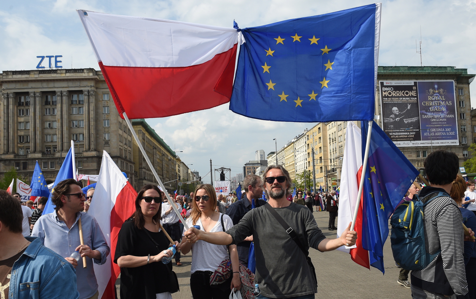 W Centrum Warszawy na marsz czekała grupka narodowców, którą oddzieliła od demonstrujących policja. Aktywiści mieli ze sobą baner z napisem