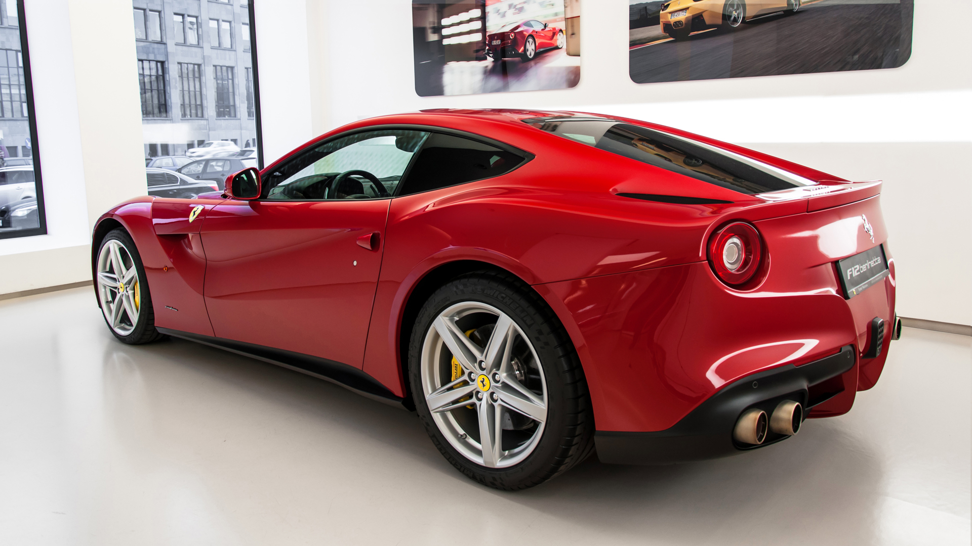 Ferrari sprzedawane przez Wojewódzkiego od zera do 100 km/h przyspiesza w 3,1 s. 200 km/h samochód pędzi po 8,5 s od startu. Prędkość maksymalna - 340 km/h.