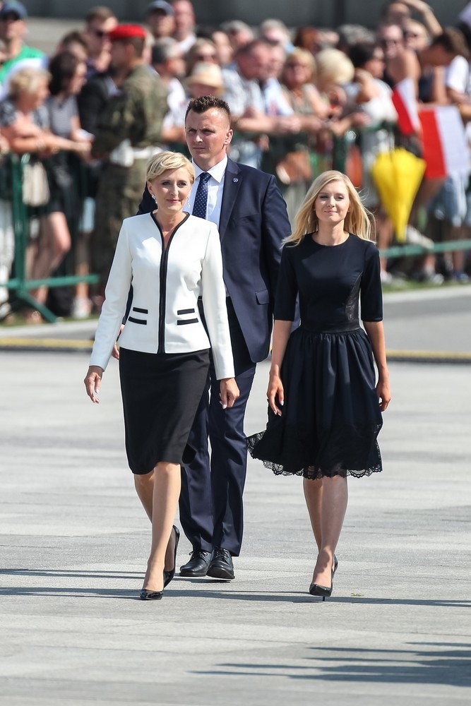 Sukienki Kingi Dudy na zaprzysiężeniu Andrzeja Dudy
