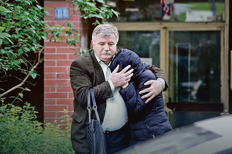 Porodični
prijatelj izveo iz
zgrade uplakanu
ćerku