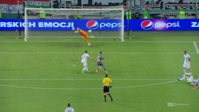 Legia - Lechia (0:0): Efektowna szarża Stolarskiego. 22-latek pognał prawą stroną i huknął z dystansu. Zabrakło niewiele