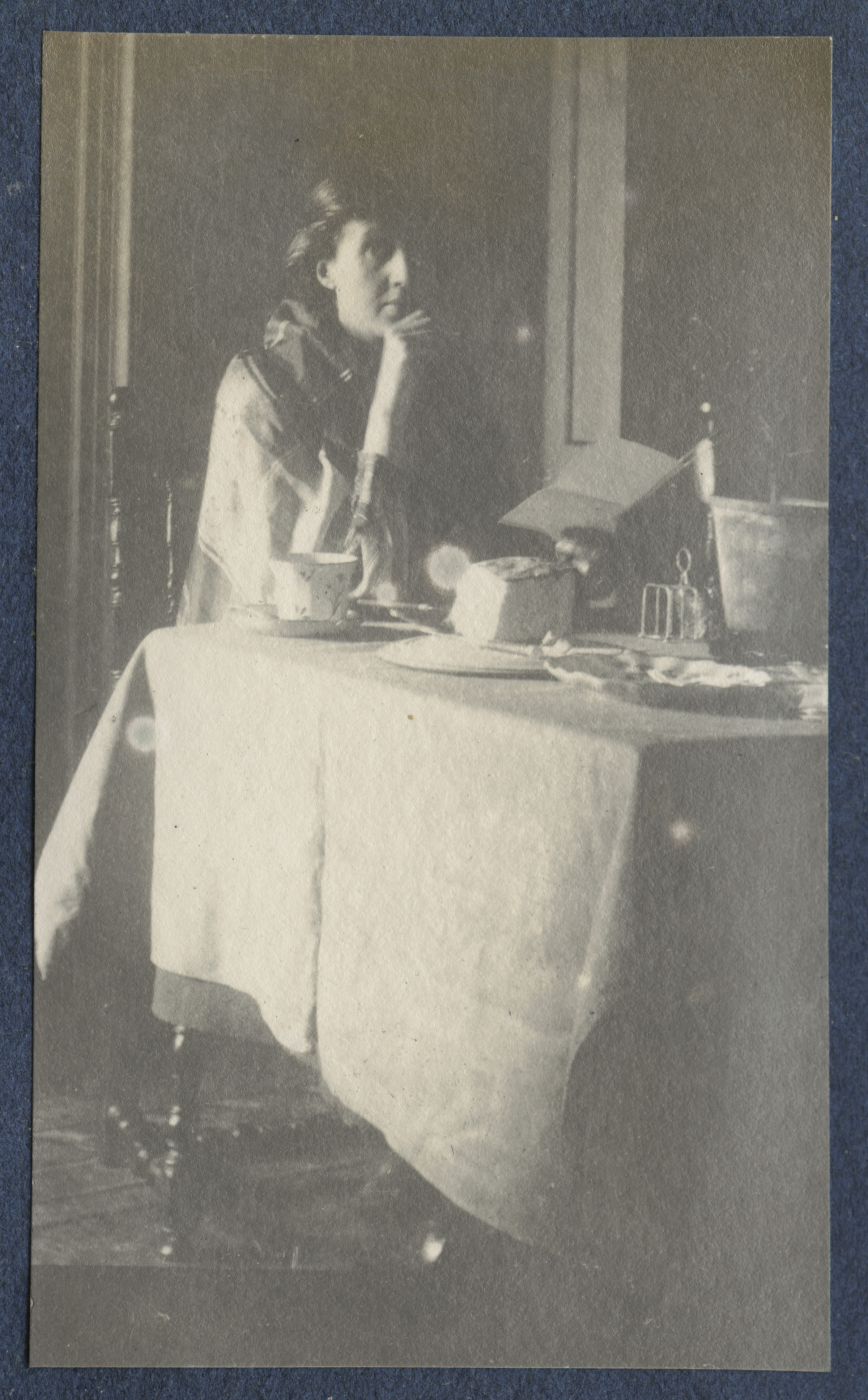 Virginia Woolf, fot.  Ottoline Morrell, ok. 1917 r.