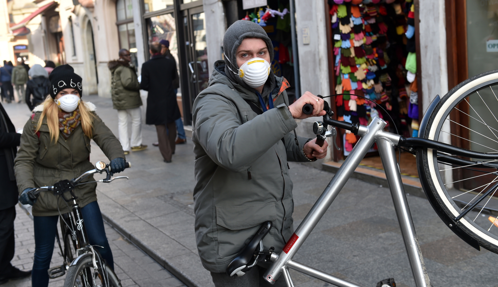 <I>Szkodliwe substancje, pyły i związki chemiczne trafiają do płuc, kumulują się w układzie oddechowym, krążenia i w całym organizmie</I> - mówi <B>doktor Piotr Dąbrowiecki</B> z Wojskowego Instytutu Medycznego. Konsekwencją jest rozwój alergii, astmy czy chorób nowotworowych. <BR><BR> <B>Pulmonolog doktor Małgorzata Czajkowska-Malinowska</B> uważa, że ścieżki rowerowe w pobliżu arterii komunikacyjnych są niefortunnym rozwiązaniem. Rowerzyści, którym wydaję się, że prowadzą zdrowy tryb życia, tak naprawdę wdychają szkodliwe substancje. <BR><BR> Źródłem zanieczyszczenia powietrza są przede wszystkim przemysł i komunikacja samochodowa i domowe piece oraz kotłownie.