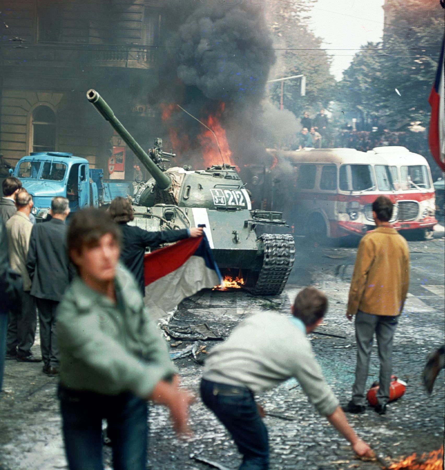 Inwazja na Czechosłowację: Studenci próbują powstrzymać wojska Układu Warszawskiego