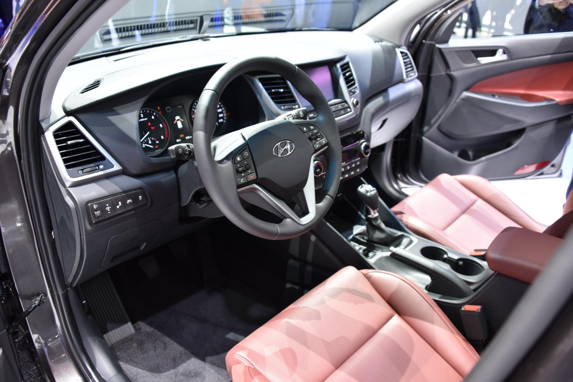 Także w kabinie tucson przypomina większego santa fe. Producent twierdzi, że nowy SUV został bogato wyposażony.<br></br> Rozstaw osi został nieznacznie rozciągnięty - z 2640 mm w ix35 do 2670 mm w nowym modelu. W efekcie wnętrze stało się bardziej przestronne. Bagażnik - 513 l (ix35 - ok. 590 l).