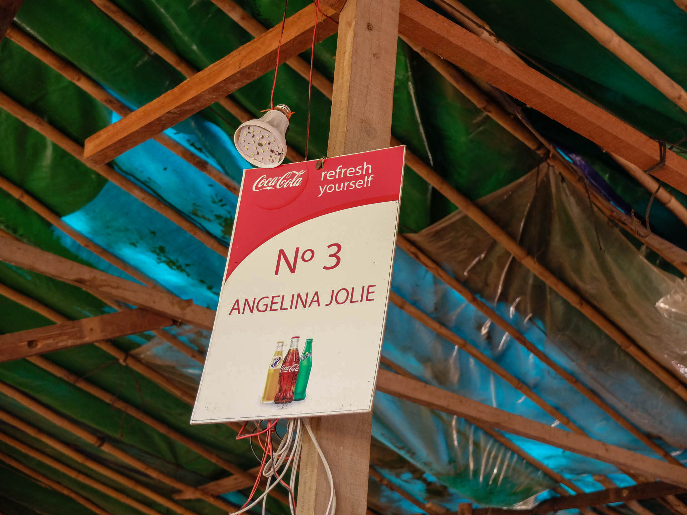 Wokół ruin Angkor Wat pełno jest polowych restauracyjek. Niektóre chwalą się, że odwiedzili je znani ludzie. Mała woda kosztuje tam 1$, piwo – 2-3$, obiad 4-5$. To znacznie tańsza wersja niż restauracje, do których zawożą kierowcy wynajęci w agencjach czy hotelu. Można próbować z nimi negocjować, ale oni mają układ finansowy z barami - za podwiezienie klienta kierowca dostaje pieniądze. Uwaga na toalety – są płatne 25 centów i pełne robactwa.