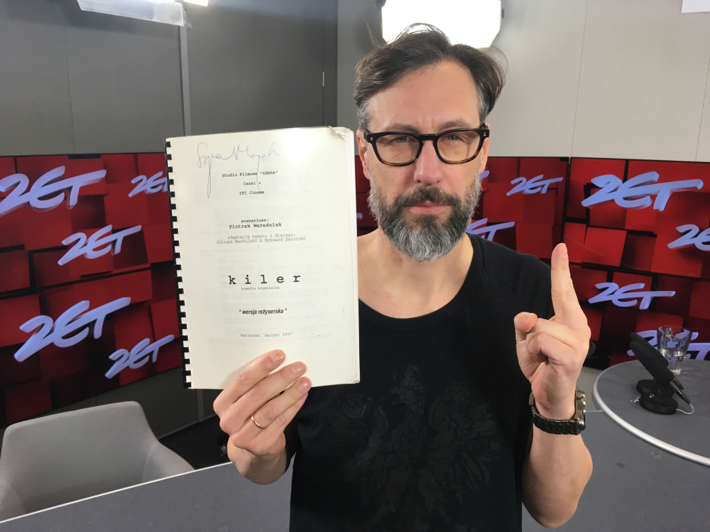 Szymon Majewski na aukcję WOŚP przekazał swój osobisty egzemplarz scenariusza kultowego filmu KILER autorstwa Piotra Wereśniaka napisany w marcu 1997 roku w Warszawie. Szymon zagrał w nim dzielnego aspiranta Mioducha pomocnika Komisarza Ryby. W środku na stronie 10 zaznaczona jest jeszcze kredką kwestia, którą Szymon wypowiadał jako Mioduch.