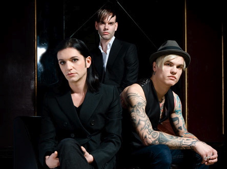 W wieku 40 lat Brian Molko wciąż intryguje, mimo iż jego publiczność dorosła razem z nim. Nadal używa podkładu i podkreśla kredką oko, śpiewa o uczuciach głosem, wchodzącym w wysokie kobiece rejestry, ale cokolwiek robi, robi to bardziej świadomie niż kiedykolwiek