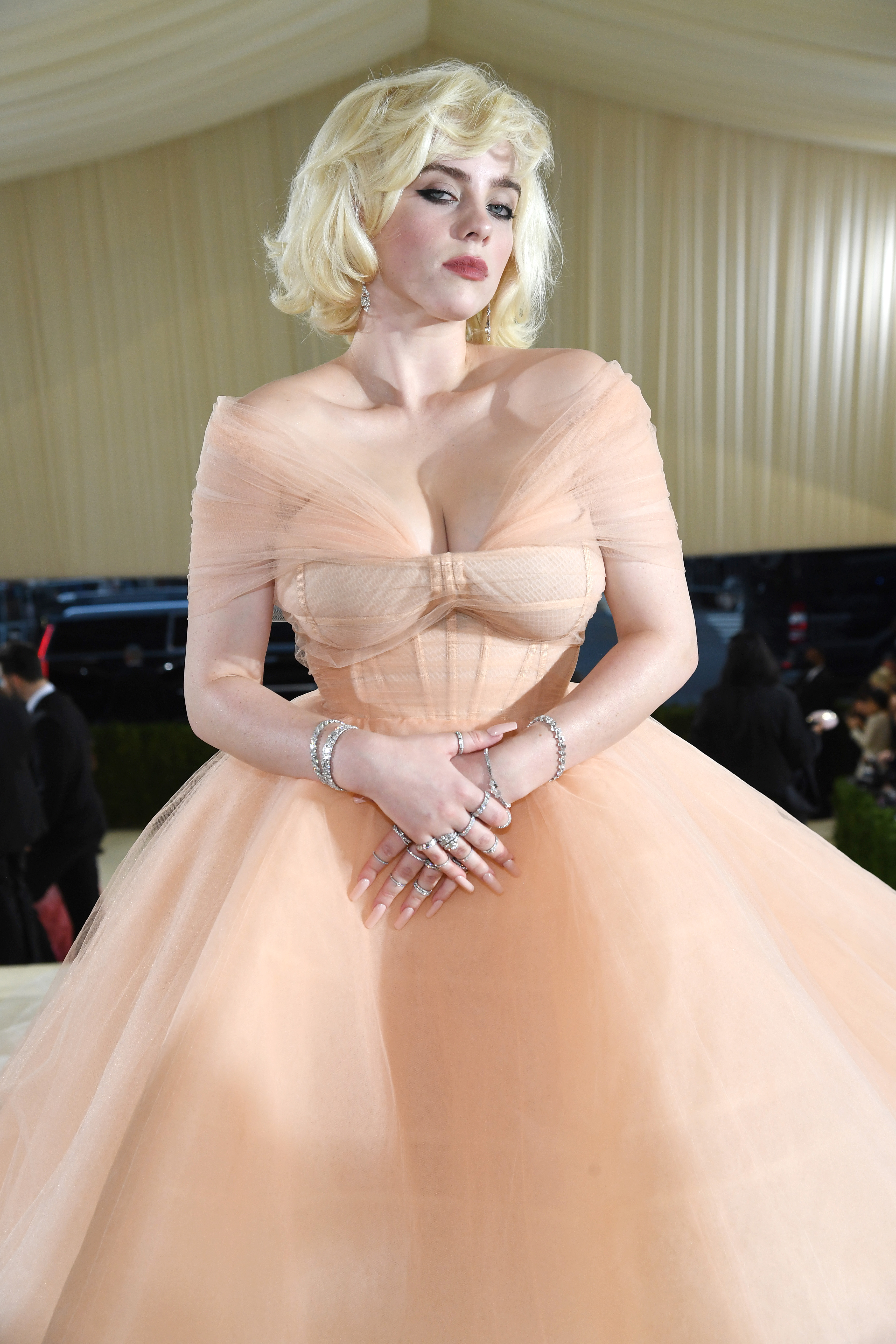 Billie Eilish Marilyn Monroe-t idézte meg a Met gála vörös szőnyegen -  Glamour