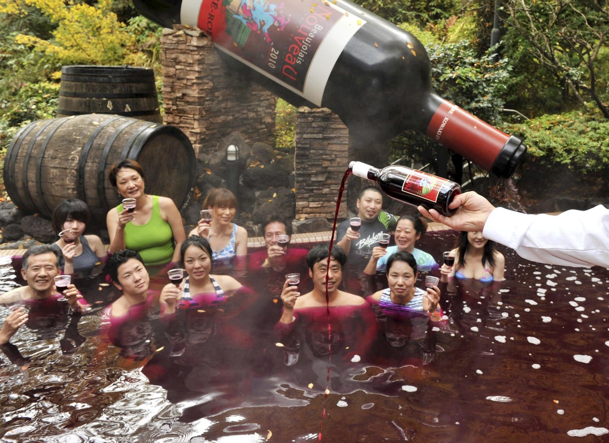 Íme a gyógyfürdő, ahol vörösborral teli medencében fürödhet