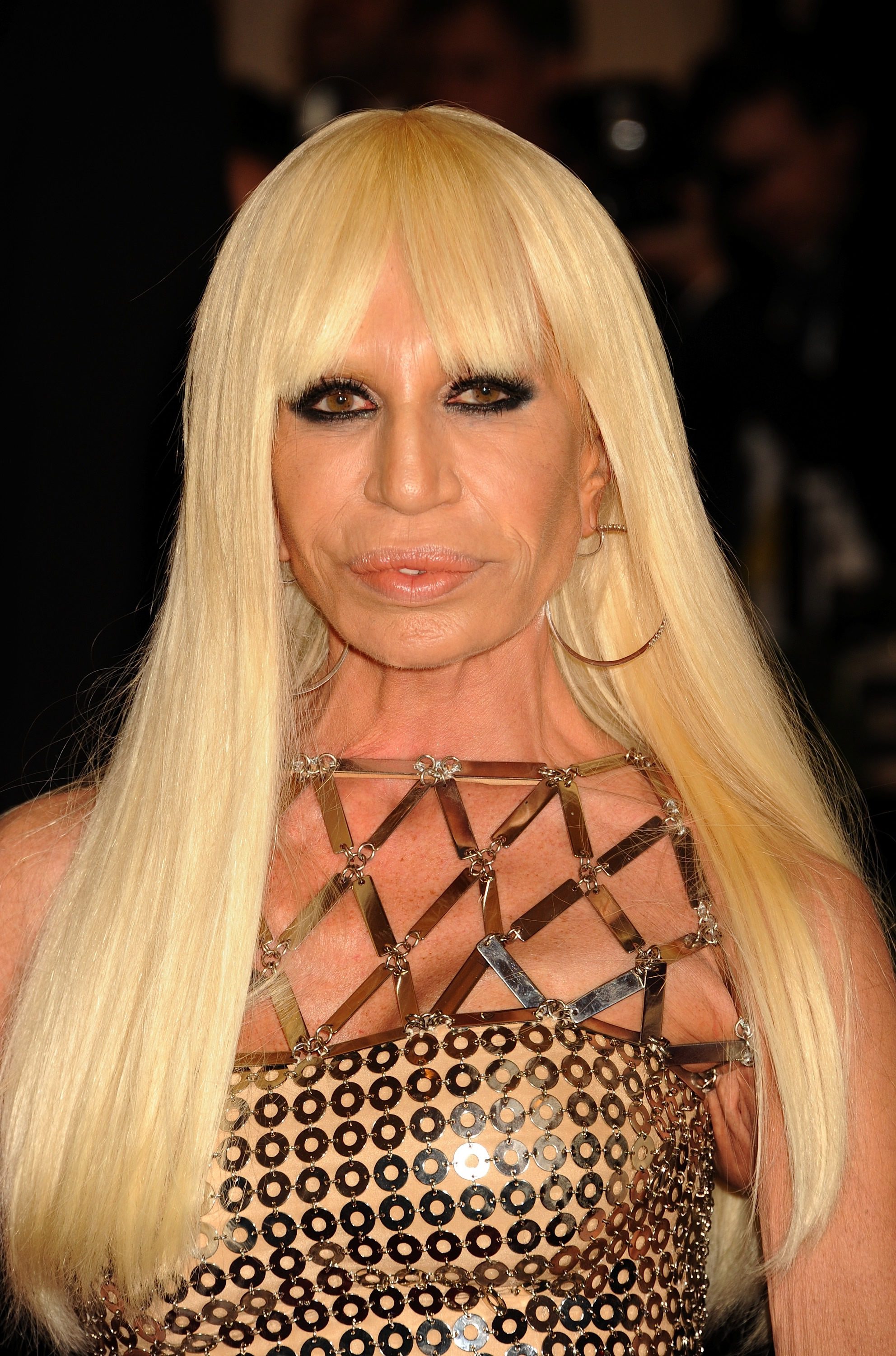 Słynna na całym świecie projektantka mody i siostra legendarnego Gianniego Versace, Donatella, to uosobienie wszystkiego, co najgorsze w operacjach plastycznych