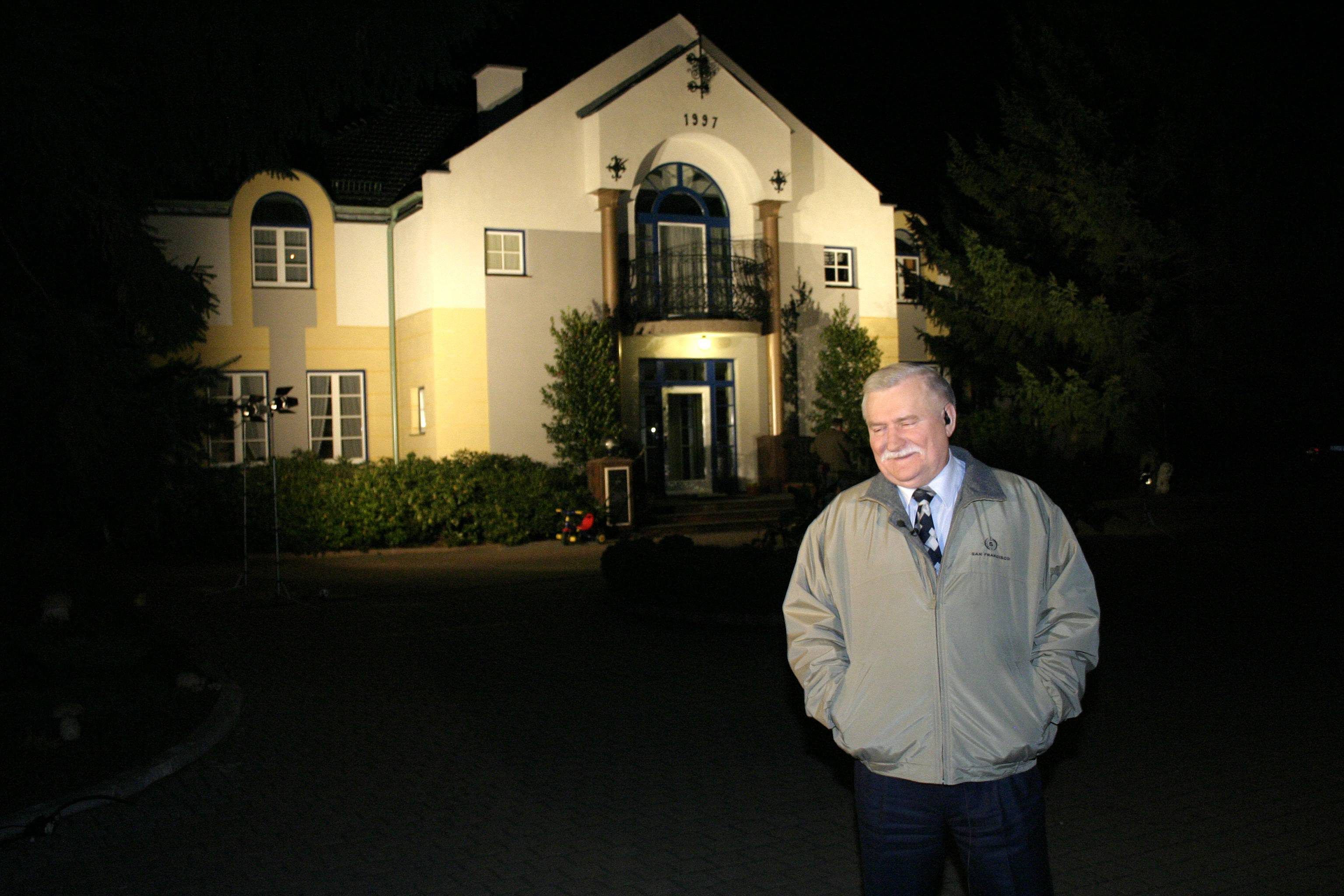 Sama rezydencja liczy 300 mkw., a działka, na której się znajduje ma powierzchnię około 6 tys. mkw. -