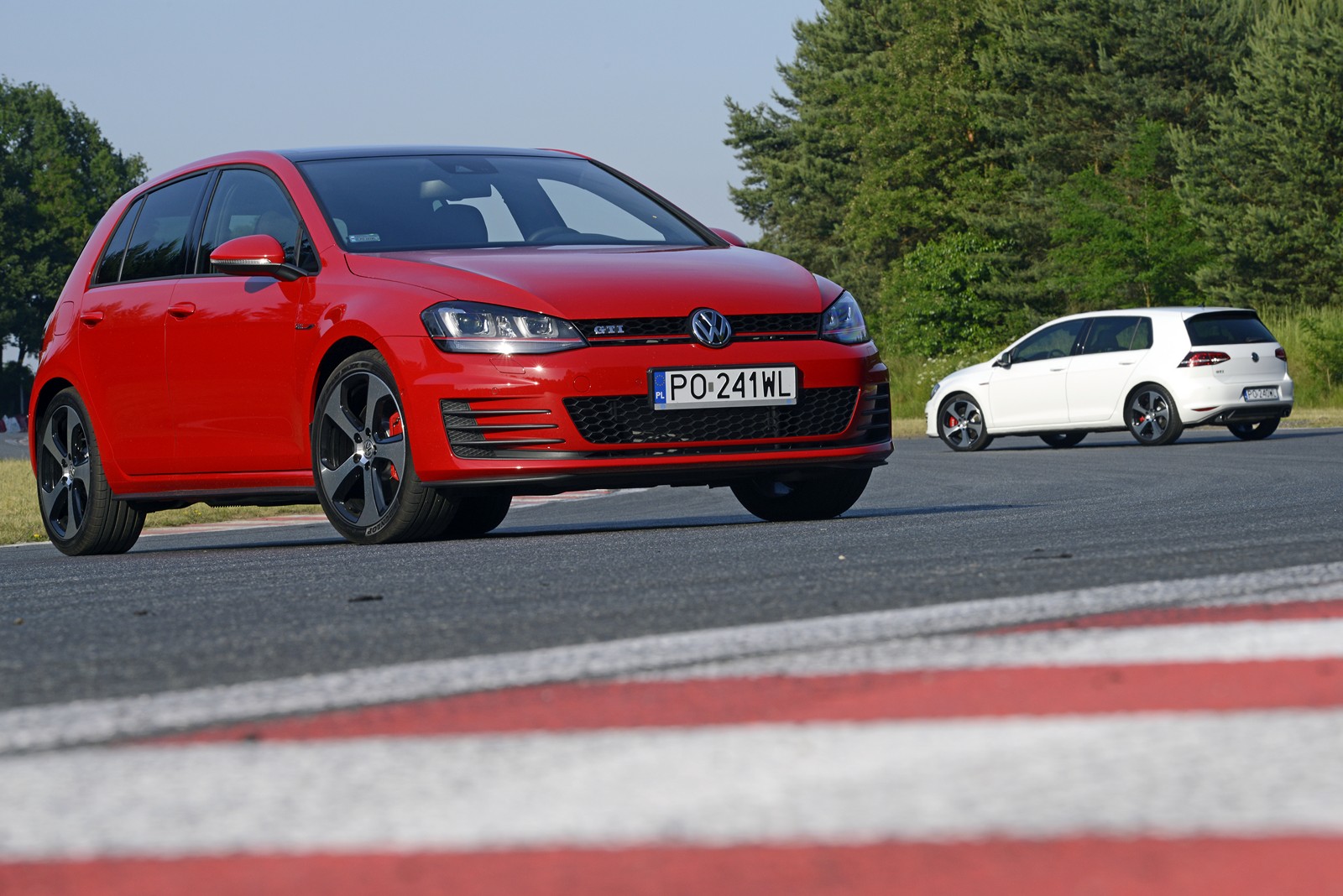 Trzydrzwiowy golf GTI kosztuje 107 390 zł (model 5d - 109 050 zł; przekładnia DSG kosztuje 8 tys. zł). Cena golfa GTI z pakietem Performance zaczyna się od 111 390 zł. Rywale? Ford focus ST jest droższy (kosztuje 115 750 zł) ale też i mocniejszy (250 KM). Mazdę MPS (2.3/260 KM) w promocji można kupić za 115 900 zł. Wady? Nowy volkswagen golf GTI to samochód dla tych, którzy wolą dyskrecję. To dla fanów przejaskrawionej stylistyki i krzykliwych kształtów może to być felerem, my odsyłamy ich gdzie indziej - np. do opla astry OPC, forda focusa ST czy renault mégane RS. Naszym zdaniem volkswagen golf GTI ma jedną poważną wadę… Otóż idealny hot-hatch musi mieć lekko zwariowaną naturę, musi być odrobinę szalony i narowisty. A golf GTI? Cóż… jest przesadnie poukładany.