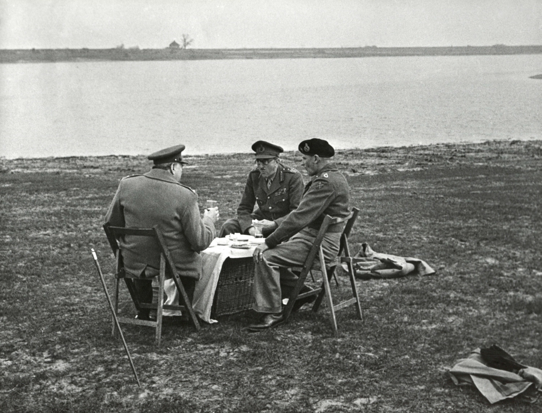 Premier Winston Churchill oraz marszałkowie polni: sir Alan Brooke i Bernard Montgomery podczas pikniku nad Renem, Holandia, luty 1945 r.