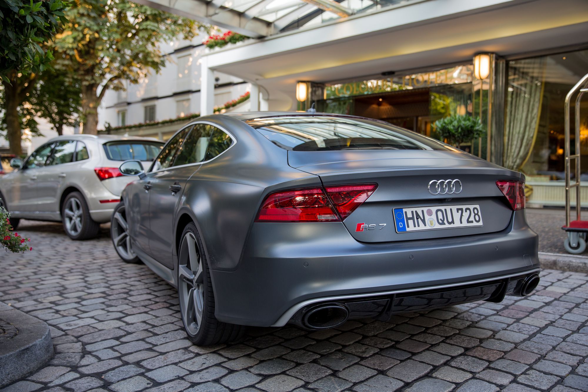 Audi RS 7 Sportback w wersji bazowej kosztuje 538 640 zł. Na pokładzie brakuje tylko gwiazdki z nieba… A jeśli i tej ktoś zapragnie może otworzyć katalog programu Audi exclusive - dzięki niemu, każdy kupujący RS 7 Sportback może wybrać do swojego samochodu unikalną tapicerkę, niepowtarzalne wyposażenie czy specjalnie dla tego programu stworzony lakier.