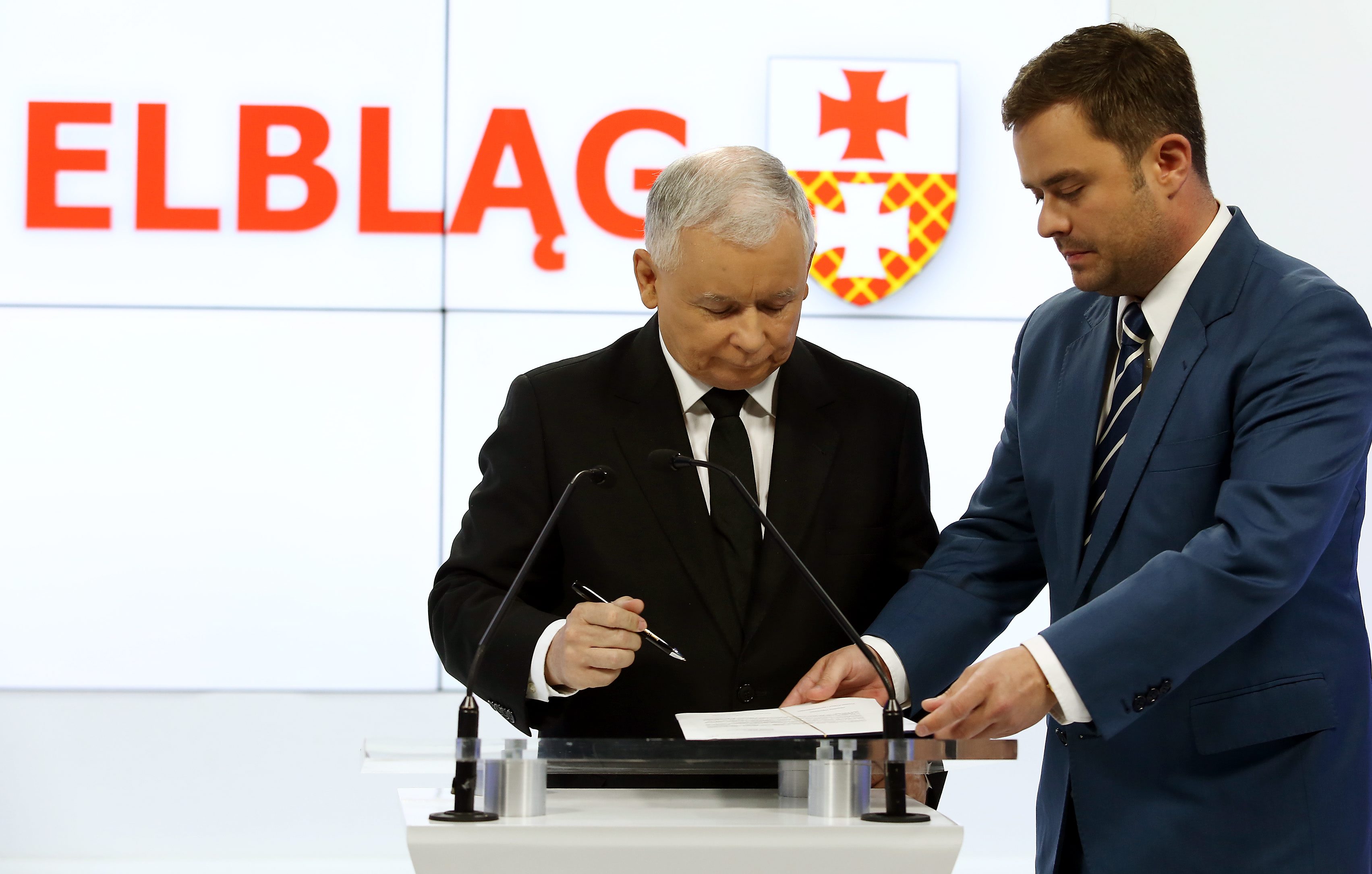 Ale Adama Hofmana przyłapano też na tym jak po suto zakrapianej imprezie w Elblągu miał ”zmęczony opierać o ściany i zagadywać do przygodnie spotkanej kobiety”. - Elbląg, piątek 14 czerwca, kilka minut przed godziną 23. Na ul. Świętego Ducha w centrum miasta wytacza się znany poseł Prawa i Sprawiedliwości. W towarzystwie znajomego chwiejnie kroczy po wybrukowanej starówce. Ma wyraźne problemy ze stawianiem kroków – można było przeczytać w