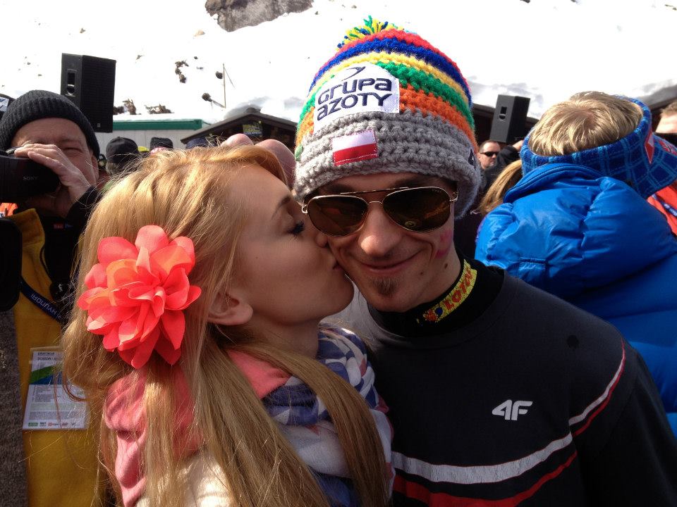 Piotr Żyła wraz z żoną promuje własną kolekcję czapek - Przegląd Sportowy