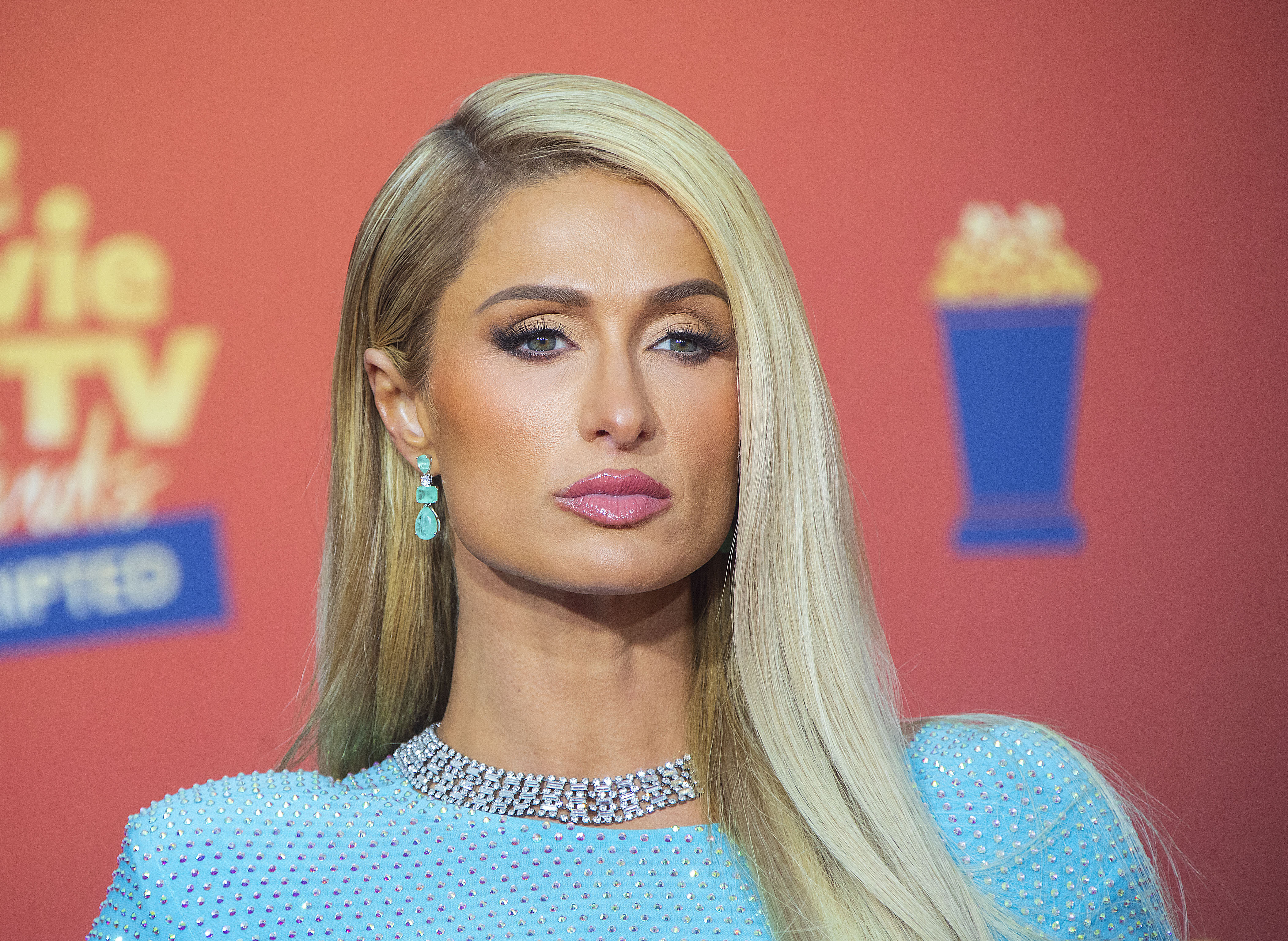 Paris Hiltont bedrogozták és megerőszakolták 15 éves korában:  "Látom, hogy fekszik rajtam, eltakarja a számat, és azt súgja a fülembe: Álmodsz, csak álmodsz"