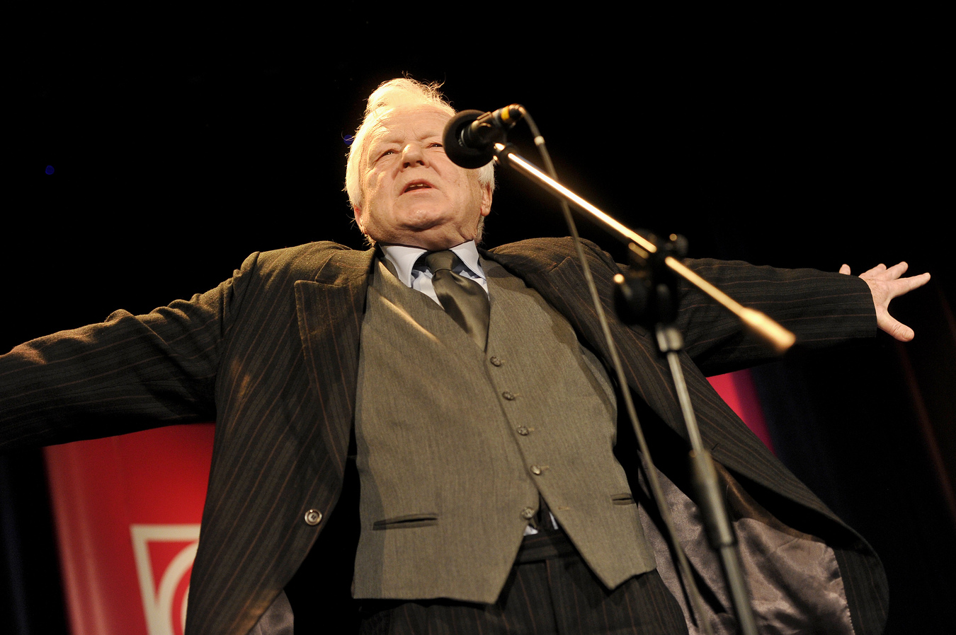 Na benefis przybyło wielu artystów. Wśród nich znalazł się kolega ze studiów Englerta – Marian Opania.