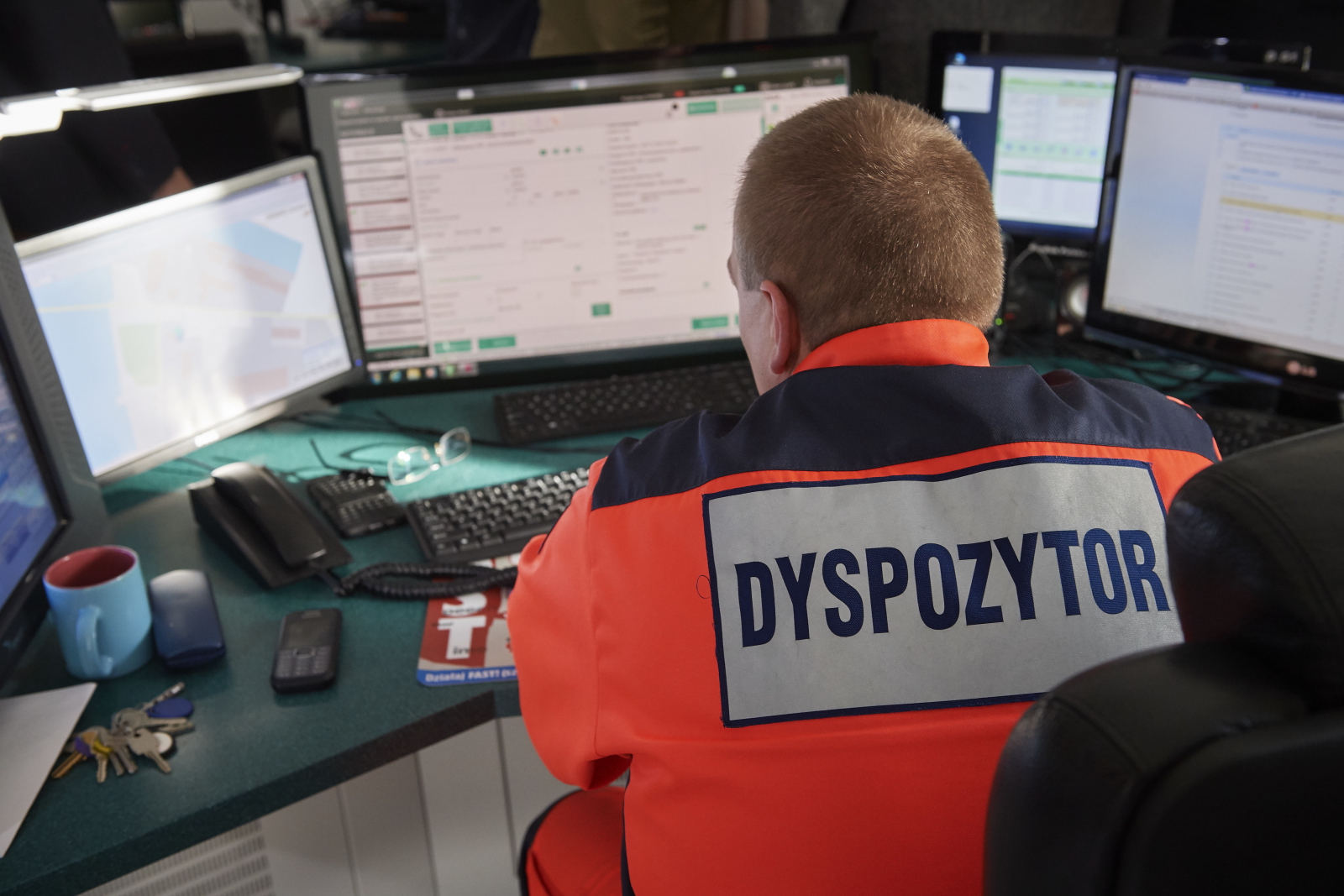 W ramach gdańskiej dyspozytorni 10 dyspozytorów medycznych całodobowo obsługuje około 1,8 miliona mieszkańców...