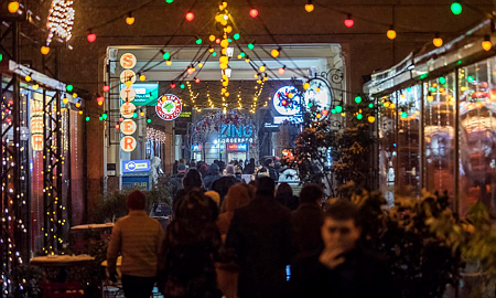 Többen összevertek egy 27 éves fiatalt a bulinegyedben: a tettesek elmenekültek a helyszínről