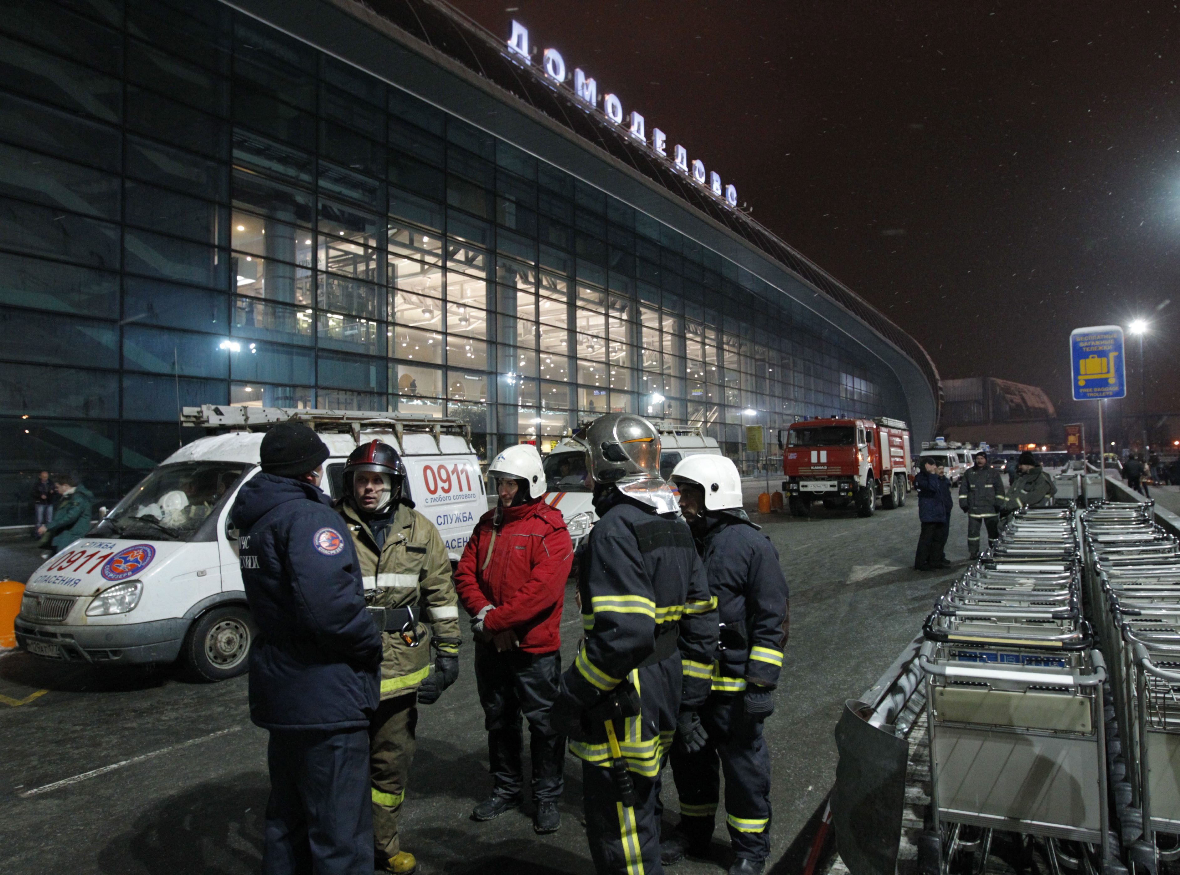 Służby ratunkowe przed budynkiem lotniska