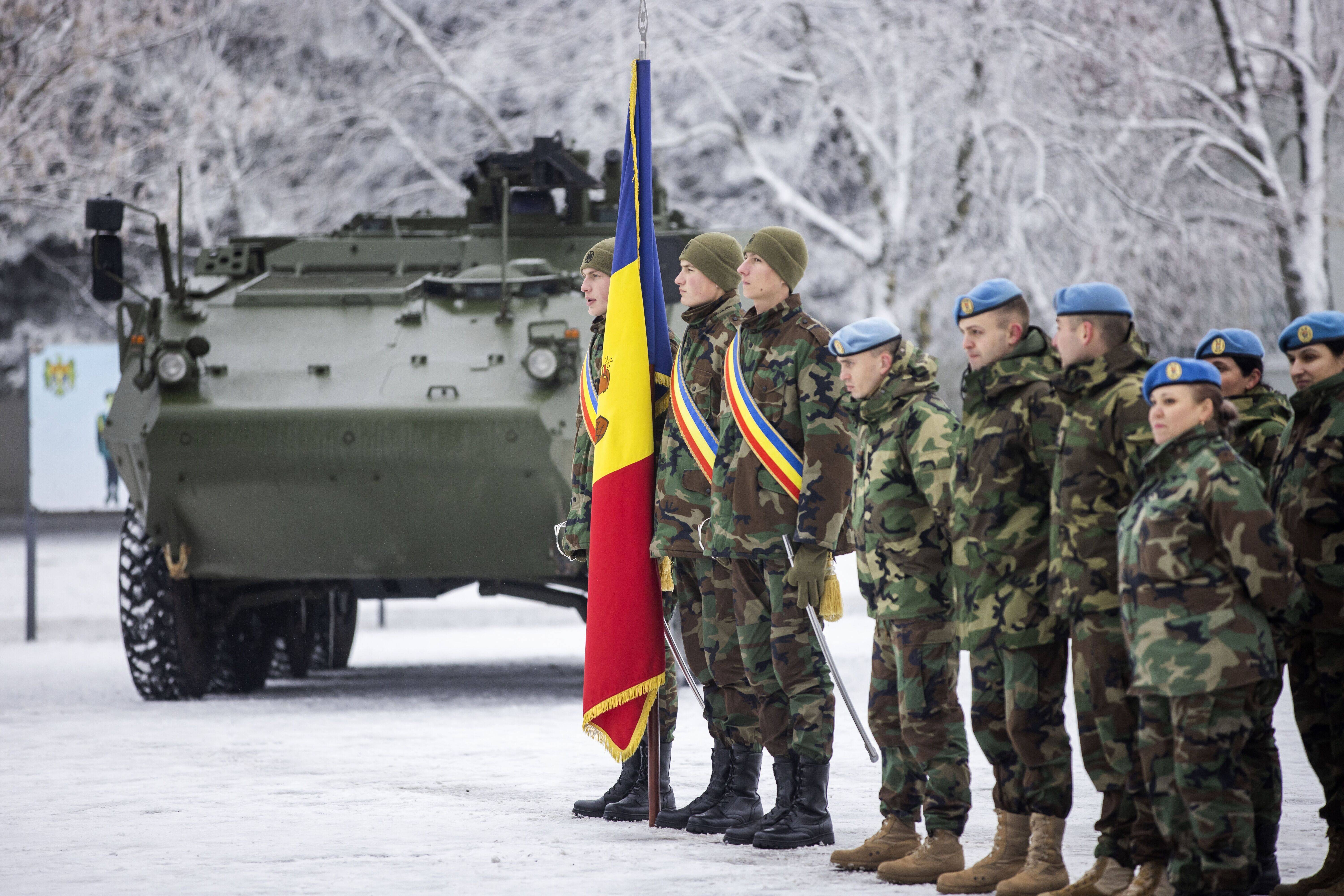 Przekazanie mołdawskim żołnierzom transporterów opancerzonych Piranha 3-H w bazie wojskowej w Kiszyniowie