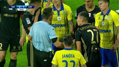 Arka - Górnik Z. (0:1): Gryszkiewicz "pomaga" Arce, wylatując z boiska! W użyciu VAR, po chwili Janota bliski gola