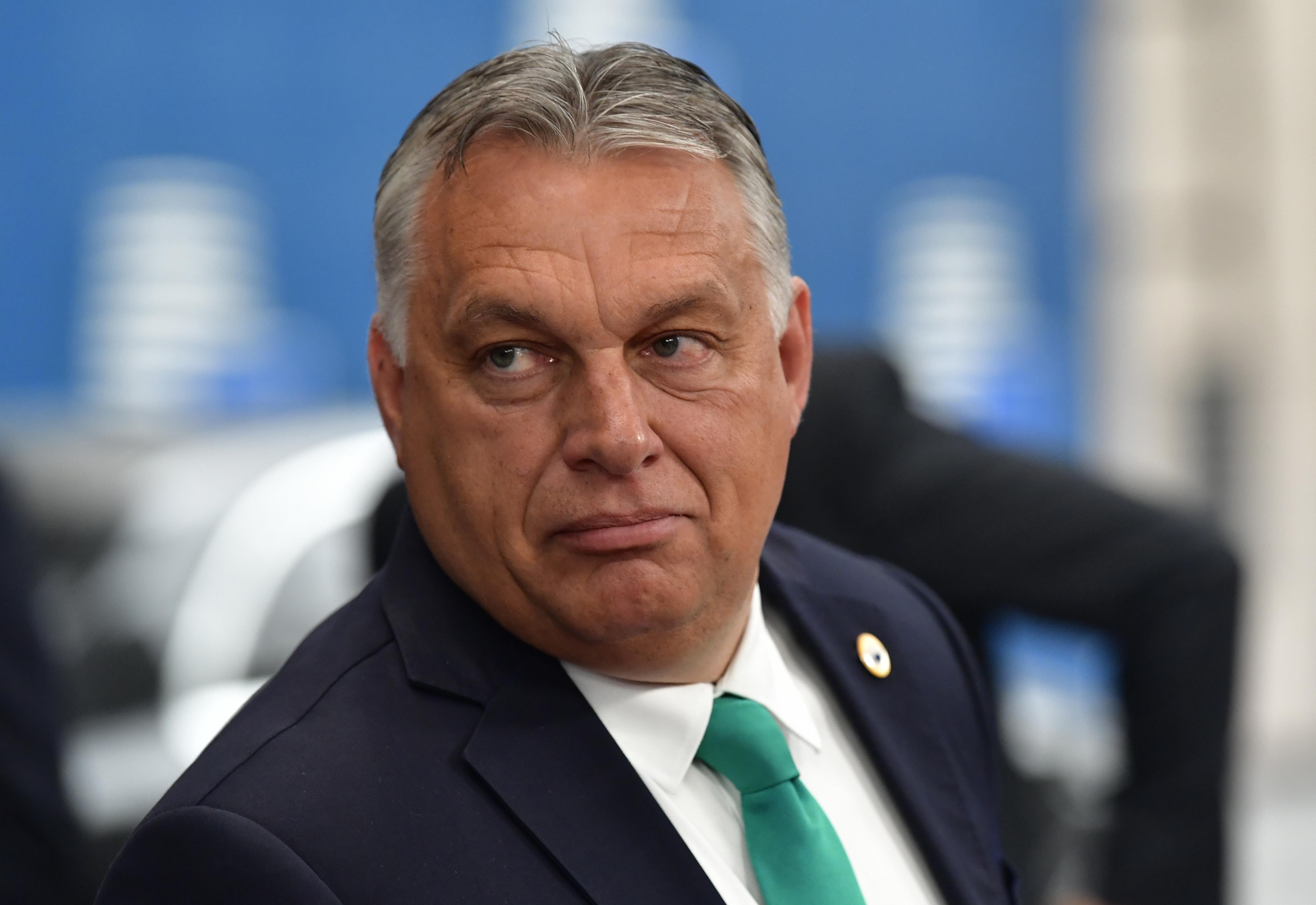 Orbán Viktor rövid ujjú ingben és szalmakalapban pihen a Balatonnál - Blikk