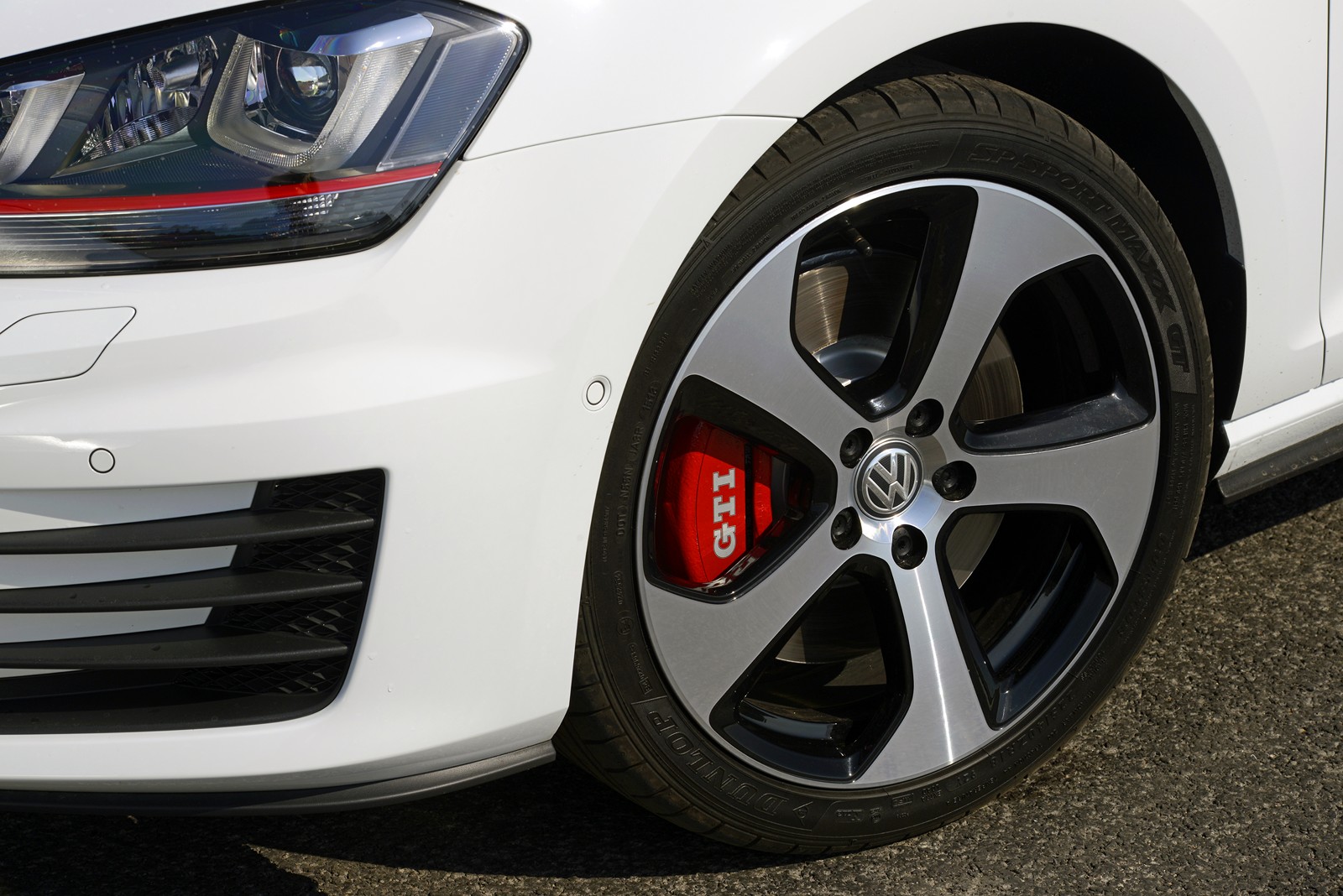 Golf GTI Performance ma skonstruowaną specjalnie dla niego blokadą mechanizmu różnicowego przedniej osi. Pakiet Performance to także mocniejszy układ hamulcowy z wentylowanymi tarczami wszystkich czterech kół. Nowy golf GTI to także klasyczne dodatki, których nie dostaniesz zwykłym golfie - coś w rodzaju biżuterii GTI. Szybki volkswagen błyszczy czerwonymi zaciskami hamulców i chromowanymi końcówkami wydechu z lewej i prawej strony.