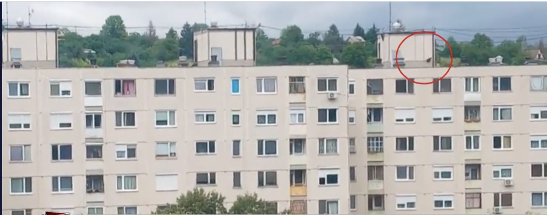 "Nem szeretnék reggel arra kelni, hogy valakit éppen itt rajzolnak körbe a rendőrök" – Kiakadtak a lakók a panelházak tetején rollerező fiatalok miatt